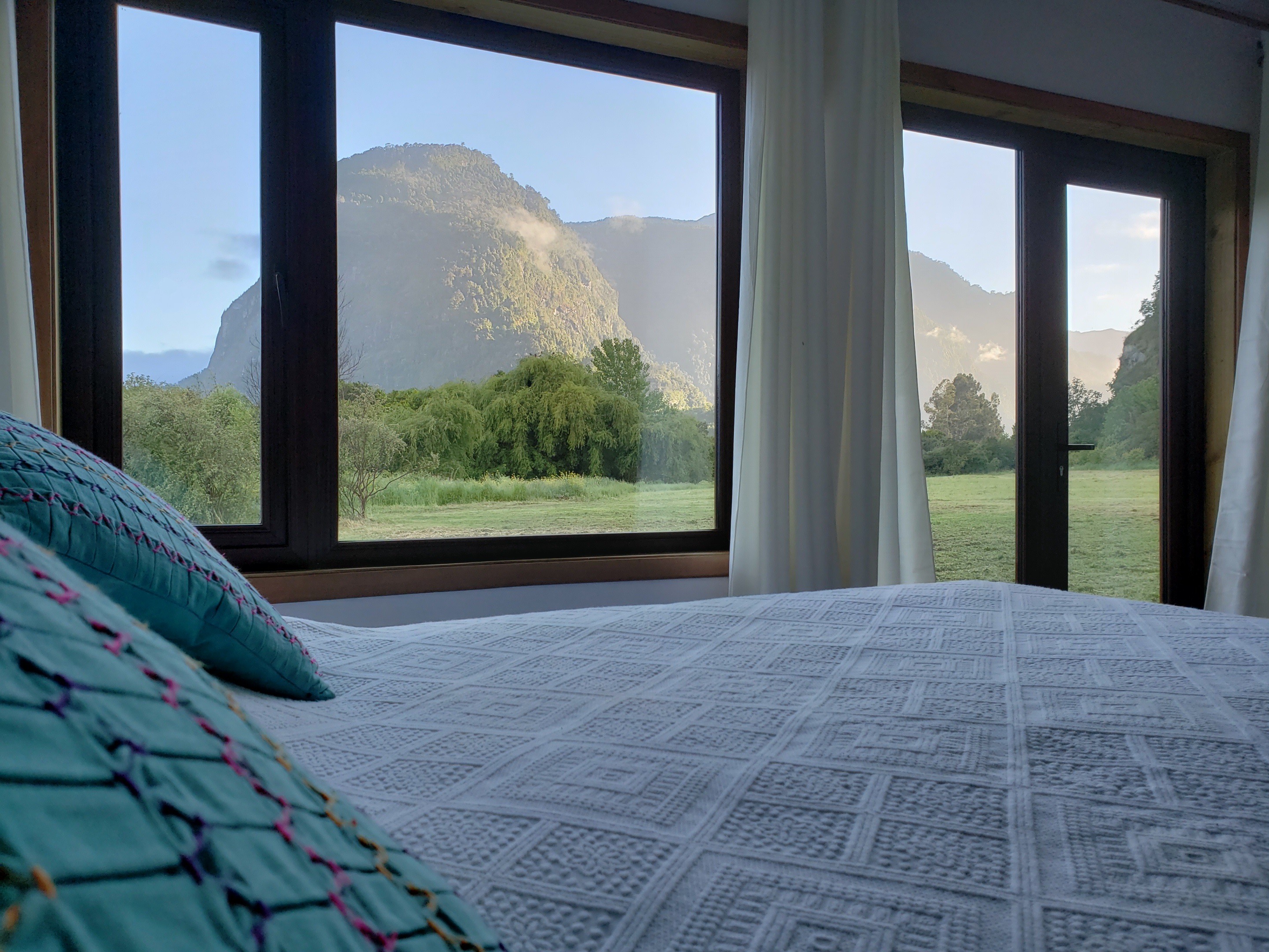 Habitación con ventanal y vista a la montaña en Termas Llifén